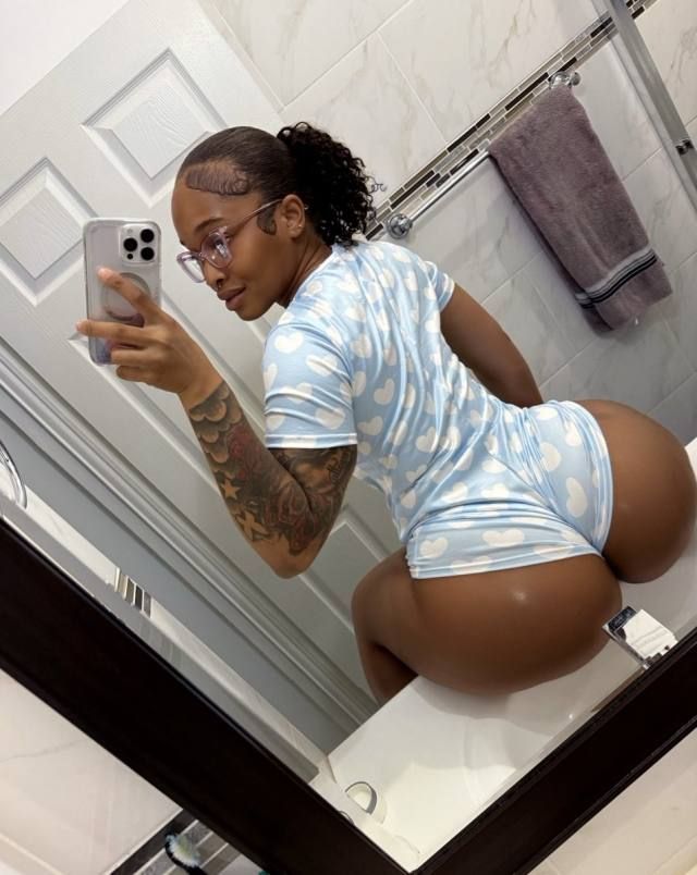 I’m available for hookup 🍆👅 - Image 2