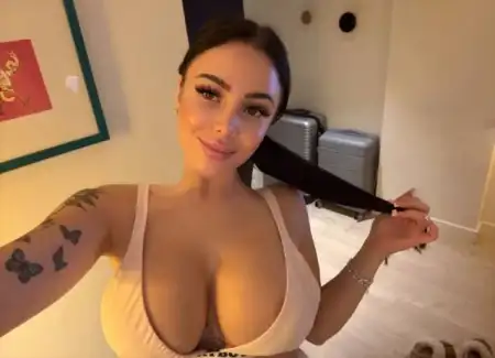 Check me out baby , I’m sexy and extremely naughty 🍑🍑😜😜