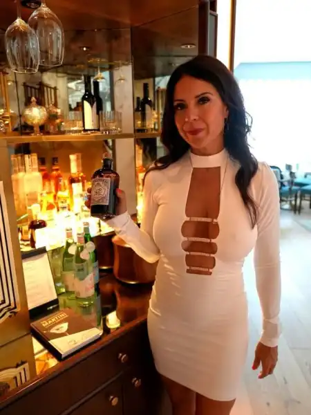 SUCCESSFUL WOMAN LOOKING FOR SUGAR BABY - 3