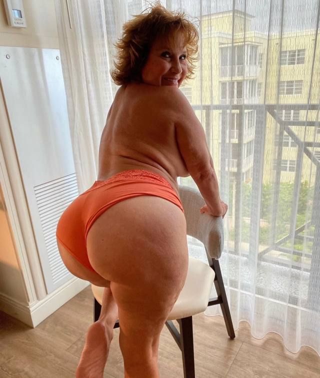 SANTA 🎅 🎄 🎅 Almost here. 60+ Years Old RICH 💵 LONELY HORNY WIDOW Ready to satisfy 🍆💦 🍆🤤 💚 TIRED OF FAKE ADS ? - Image 2